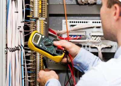 Provozní elektrikář-ka